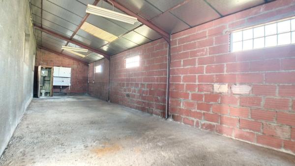 Local commercial de 240m² avec bureaux et WC et Hangar de 180m²