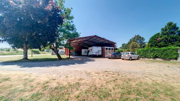 Local commercial de 240m² avec bureaux et WC et Hangar de 180m²