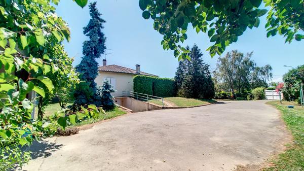 Local commercial de 240m² avec bureaux et WC et Hangar de 180m²