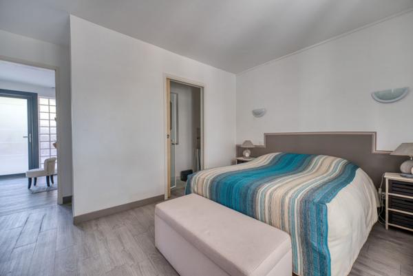 CHARMANTE VILLA ANNEES 50 A 450 METRES DE LA PLAGE DE FONCILLON