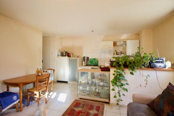 Villeneuve Sur Lot, dans une résidence récente, appartement de type 2 d'environ 40m2 avec un jardin privatif d'environ 96m2. Il est composé d'une entrée indépendante, une pièce de vie avec un coin cuisine américaine avec un accès au jardin, une chambre, , Villeneuve sur lot