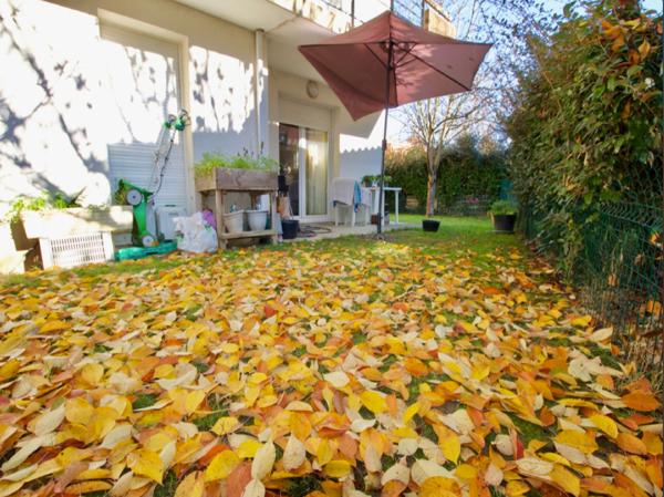 Villeneuve Sur Lot, dans une résidence récente, appartement de type 2 d'environ 40m2 avec un jardin privatif d'environ 96m2. Il est composé d'une entrée indépendante, une pièce de vie avec un coin cuisine américaine avec un accès au jardin, une chambre, , Villeneuve sur lot