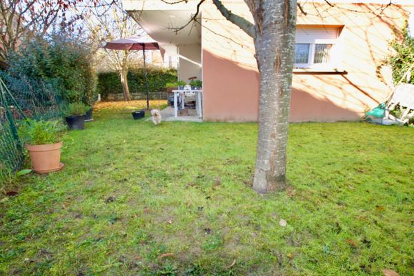 Villeneuve Sur Lot, dans une résidence récente, appartement de type 2 d'environ 40m2 avec un jardin privatif d'environ 96m2. Il est composé d'une entrée indépendante, une pièce de vie avec un coin cuisine américaine avec un accès au jardin, une chambre, , Villeneuve sur lot