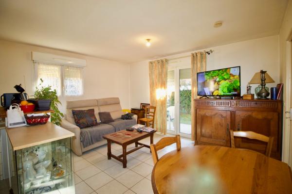 Villeneuve Sur Lot, dans une résidence récente, appartement de type 2 d'environ 40m2 avec un jardin privatif d'environ 96m2. Il est composé d'une entrée indépendante, une pièce de vie avec un coin cuisine américaine avec un accès au jardin, une chambre, , Villeneuve sur lot