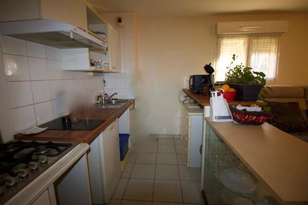 Villeneuve Sur Lot, dans une résidence récente, appartement de type 2 d'environ 40m2 avec un jardin privatif d'environ 96m2. Il est composé d'une entrée indépendante, une pièce de vie avec un coin cuisine américaine avec un accès au jardin, une chambre, , Villeneuve sur lot