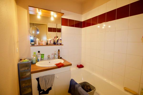 Villeneuve Sur Lot, dans une résidence récente, appartement de type 2 d'environ 40m2 avec un jardin privatif d'environ 96m2. Il est composé d'une entrée indépendante, une pièce de vie avec un coin cuisine américaine avec un accès au jardin, une chambre, , Villeneuve sur lot