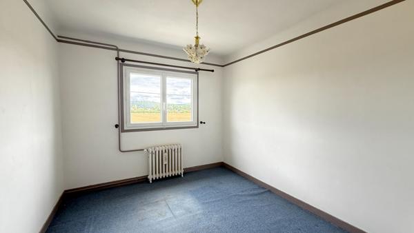 BEAUVAIS PROCHE.... Maison sur S/Sol, Cuisine, séjour double, 5 chambres. Garage et Jardin