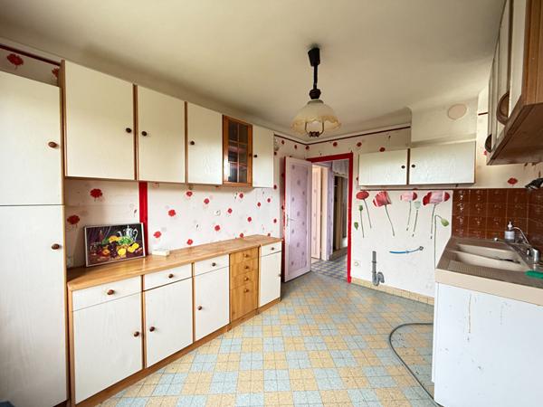 BEAUVAIS PROCHE.... Maison sur S/Sol, Cuisine, séjour double, 5 chambres. Garage et Jardin