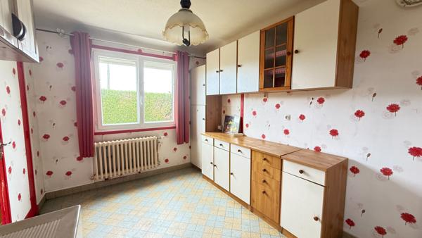 BEAUVAIS PROCHE.... Maison sur S/Sol, Cuisine, séjour double, 5 chambres. Garage et Jardin