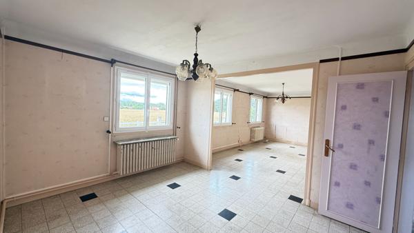 BEAUVAIS PROCHE.... Maison sur S/Sol, Cuisine, séjour double, 5 chambres. Garage et Jardin
