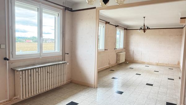 BEAUVAIS PROCHE.... Maison sur S/Sol, Cuisine, séjour double, 5 chambres. Garage et Jardin