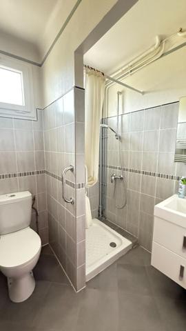 BEAUVAIS PROCHE.... Maison sur S/Sol, Cuisine, séjour double, 5 chambres. Garage et Jardin