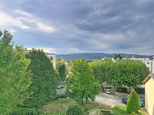 Bourg Les Valence Vieux Bourg  T3 rénové de 57 m2 traversant
