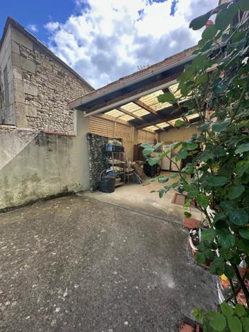 Vente                                                      Maison de village
                        
                                         77 m2                     à Saint-Martin-la-Pallu