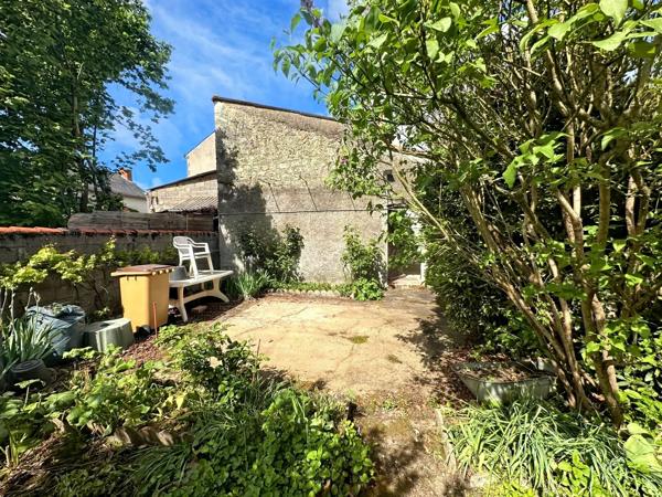 Vente                                                      Maison de village
                        
                                         77 m2                     à Saint-Martin-la-Pallu