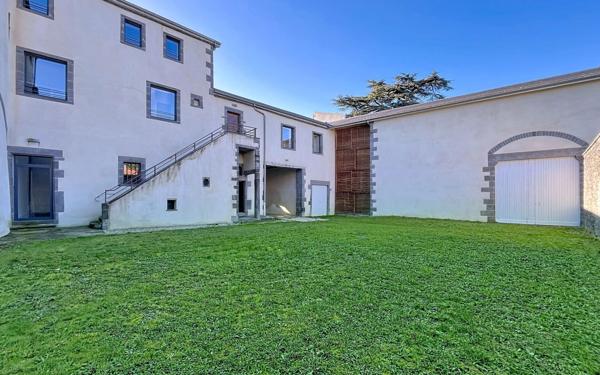 Maison à louer    6 pièces •  Malauzat