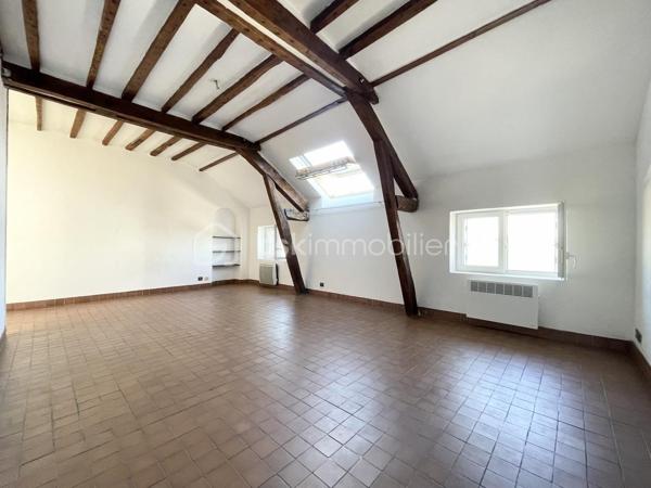 À découvrir sans tarder !
Situé sur la charmante commune de Varreddes, à seulement 5 minutes de Meaux, ce studio de 35,61 m² offre un cadre de vie pratique et agréable.

À proximité immédiate des écoles, des transports en commun et des commodités accessibles à pied, vous bénéficiez également d’un accès rapide à la gare permettant de rejoindre Paris en seulement 10 minutes.

Nichée au second et dernier étage d’une petite copropriété, cette opportunité se compose d’une entrée, d’un WC avec salle d’eau, ainsi que d’un bel espace de vie lumineux avec séjour et cuisine ouverte de 27 m².

Les atouts supplémentaires :
	•	Espace sous combles au dernier étage
	•	Faibles charges
	•	Bonne rentabilité locative

Ce bien est idéal pour un investisseur, une personne seule ou un jeune couple.
Une visite s’impose !