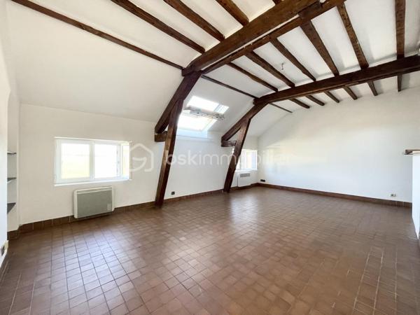 À découvrir sans tarder !
Situé sur la charmante commune de Varreddes, à seulement 5 minutes de Meaux, ce studio de 35,61 m² offre un cadre de vie pratique et agréable.

À proximité immédiate des écoles, des transports en commun et des commodités accessibles à pied, vous bénéficiez également d’un accès rapide à la gare permettant de rejoindre Paris en seulement 10 minutes.

Nichée au second et dernier étage d’une petite copropriété, cette opportunité se compose d’une entrée, d’un WC avec salle d’eau, ainsi que d’un bel espace de vie lumineux avec séjour et cuisine ouverte de 27 m².

Les atouts supplémentaires :
	•	Espace sous combles au dernier étage
	•	Faibles charges
	•	Bonne rentabilité locative

Ce bien est idéal pour un investisseur, une personne seule ou un jeune couple.
Une visite s’impose !