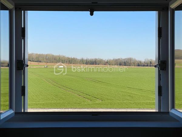 À découvrir sans tarder !
Situé sur la charmante commune de Varreddes, à seulement 5 minutes de Meaux, ce studio de 35,61 m² offre un cadre de vie pratique et agréable.

À proximité immédiate des écoles, des transports en commun et des commodités accessibles à pied, vous bénéficiez également d’un accès rapide à la gare permettant de rejoindre Paris en seulement 10 minutes.

Nichée au second et dernier étage d’une petite copropriété, cette opportunité se compose d’une entrée, d’un WC avec salle d’eau, ainsi que d’un bel espace de vie lumineux avec séjour et cuisine ouverte de 27 m².

Les atouts supplémentaires :
	•	Espace sous combles au dernier étage
	•	Faibles charges
	•	Bonne rentabilité locative

Ce bien est idéal pour un investisseur, une personne seule ou un jeune couple.
Une visite s’impose !