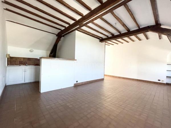 À découvrir sans tarder !
Situé sur la charmante commune de Varreddes, à seulement 5 minutes de Meaux, ce studio de 35,61 m² offre un cadre de vie pratique et agréable.

À proximité immédiate des écoles, des transports en commun et des commodités accessibles à pied, vous bénéficiez également d’un accès rapide à la gare permettant de rejoindre Paris en seulement 10 minutes.

Nichée au second et dernier étage d’une petite copropriété, cette opportunité se compose d’une entrée, d’un WC avec salle d’eau, ainsi que d’un bel espace de vie lumineux avec séjour et cuisine ouverte de 27 m².

Les atouts supplémentaires :
	•	Espace sous combles au dernier étage
	•	Faibles charges
	•	Bonne rentabilité locative

Ce bien est idéal pour un investisseur, une personne seule ou un jeune couple.
Une visite s’impose !