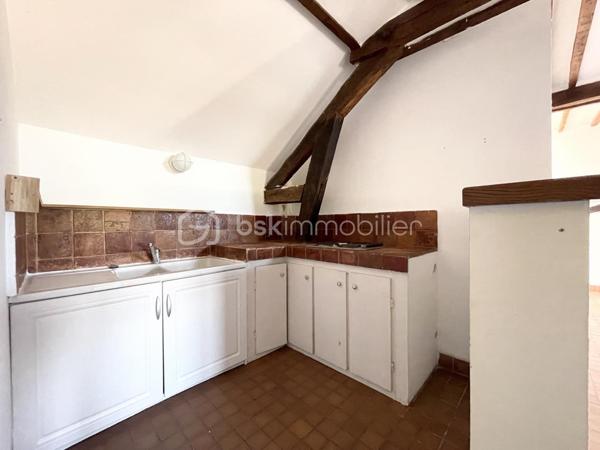 À découvrir sans tarder !
Situé sur la charmante commune de Varreddes, à seulement 5 minutes de Meaux, ce studio de 35,61 m² offre un cadre de vie pratique et agréable.

À proximité immédiate des écoles, des transports en commun et des commodités accessibles à pied, vous bénéficiez également d’un accès rapide à la gare permettant de rejoindre Paris en seulement 10 minutes.

Nichée au second et dernier étage d’une petite copropriété, cette opportunité se compose d’une entrée, d’un WC avec salle d’eau, ainsi que d’un bel espace de vie lumineux avec séjour et cuisine ouverte de 27 m².

Les atouts supplémentaires :
	•	Espace sous combles au dernier étage
	•	Faibles charges
	•	Bonne rentabilité locative

Ce bien est idéal pour un investisseur, une personne seule ou un jeune couple.
Une visite s’impose !