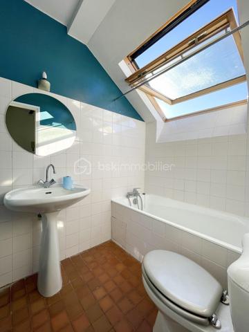À découvrir sans tarder !
Situé sur la charmante commune de Varreddes, à seulement 5 minutes de Meaux, ce studio de 35,61 m² offre un cadre de vie pratique et agréable.

À proximité immédiate des écoles, des transports en commun et des commodités accessibles à pied, vous bénéficiez également d’un accès rapide à la gare permettant de rejoindre Paris en seulement 10 minutes.

Nichée au second et dernier étage d’une petite copropriété, cette opportunité se compose d’une entrée, d’un WC avec salle d’eau, ainsi que d’un bel espace de vie lumineux avec séjour et cuisine ouverte de 27 m².

Les atouts supplémentaires :
	•	Espace sous combles au dernier étage
	•	Faibles charges
	•	Bonne rentabilité locative

Ce bien est idéal pour un investisseur, une personne seule ou un jeune couple.
Une visite s’impose !