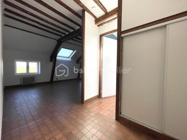À découvrir sans tarder !
Situé sur la charmante commune de Varreddes, à seulement 5 minutes de Meaux, ce studio de 35,61 m² offre un cadre de vie pratique et agréable.

À proximité immédiate des écoles, des transports en commun et des commodités accessibles à pied, vous bénéficiez également d’un accès rapide à la gare permettant de rejoindre Paris en seulement 10 minutes.

Nichée au second et dernier étage d’une petite copropriété, cette opportunité se compose d’une entrée, d’un WC avec salle d’eau, ainsi que d’un bel espace de vie lumineux avec séjour et cuisine ouverte de 27 m².

Les atouts supplémentaires :
	•	Espace sous combles au dernier étage
	•	Faibles charges
	•	Bonne rentabilité locative

Ce bien est idéal pour un investisseur, une personne seule ou un jeune couple.
Une visite s’impose !