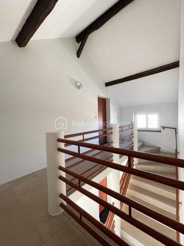 À découvrir sans tarder !
Situé sur la charmante commune de Varreddes, à seulement 5 minutes de Meaux, ce studio de 35,61 m² offre un cadre de vie pratique et agréable.

À proximité immédiate des écoles, des transports en commun et des commodités accessibles à pied, vous bénéficiez également d’un accès rapide à la gare permettant de rejoindre Paris en seulement 10 minutes.

Nichée au second et dernier étage d’une petite copropriété, cette opportunité se compose d’une entrée, d’un WC avec salle d’eau, ainsi que d’un bel espace de vie lumineux avec séjour et cuisine ouverte de 27 m².

Les atouts supplémentaires :
	•	Espace sous combles au dernier étage
	•	Faibles charges
	•	Bonne rentabilité locative

Ce bien est idéal pour un investisseur, une personne seule ou un jeune couple.
Une visite s’impose !