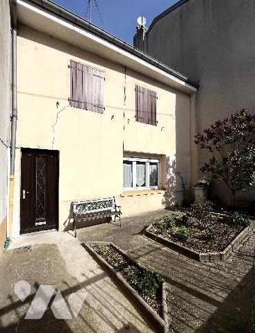 Maison de ville d'environ 108m², 4 chambres, terrasse, jardin, garage (2 véhicules)