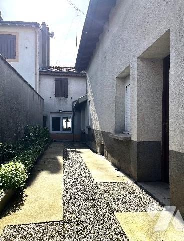 Maison de ville d'environ 108m², 4 chambres, terrasse, jardin, garage (2 véhicules)