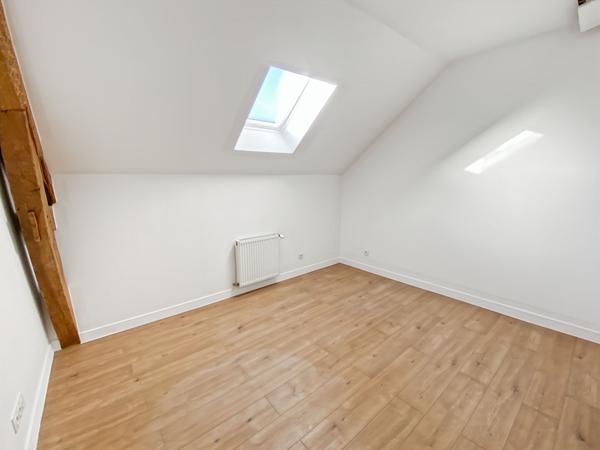 Maison dans ANCIEN CORPS DE FERME RENOVE 127 m1 avec 4 chambres et jardin.