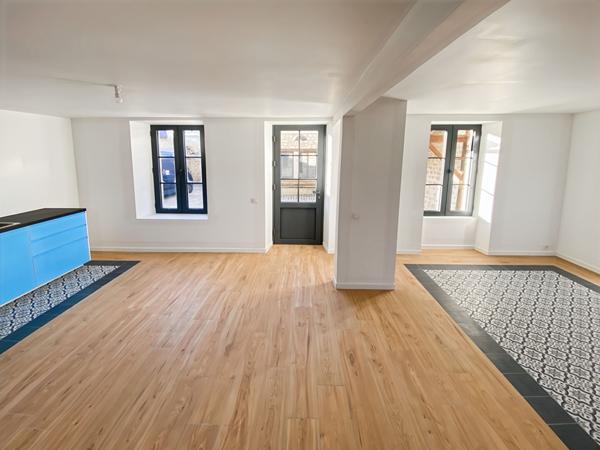 Maison dans ANCIEN CORPS DE FERME RENOVE 127 m1 avec 4 chambres et jardin.