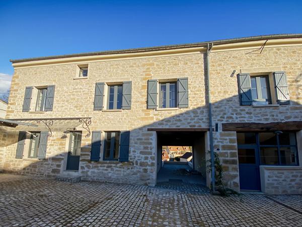 Maison dans ANCIEN CORPS DE FERME RENOVE 127 m1 avec 4 chambres et jardin.