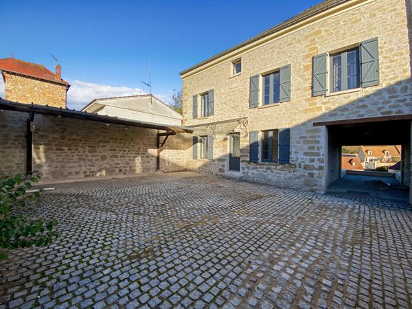 Maison dans ANCIEN CORPS DE FERME RENOVE 127 m1 avec 4 chambres et jardin.