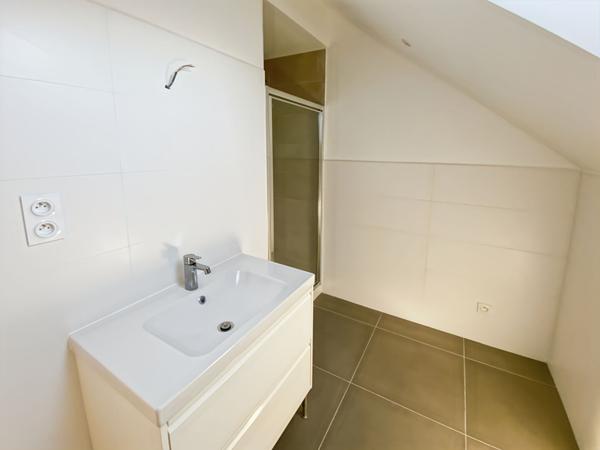 Maison dans ANCIEN CORPS DE FERME RENOVE 127 m1 avec 4 chambres et jardin.