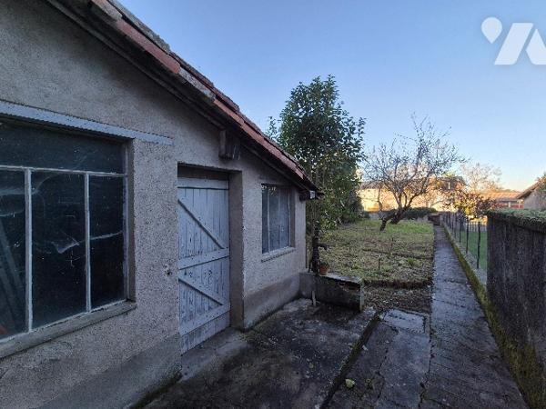 COLOGNE (32430) Maison de village d'environ 130m² avec jardin.