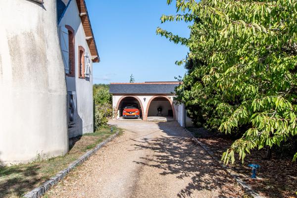 Maison familiale en centre ville avec jardin et dépendances