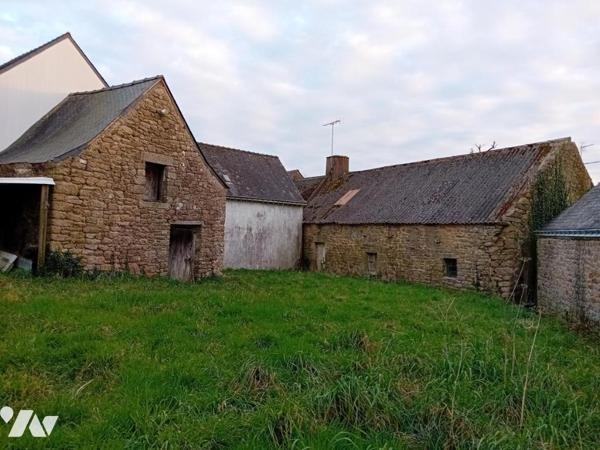 PÉAULE, campagne, dans hameau calme, Bâtiment en pierres (anciennement à usage d'étable) à restaure 