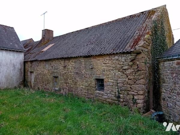 PÉAULE, campagne, dans hameau calme, Bâtiment en pierres (anciennement à usage d'étable) à restaure 