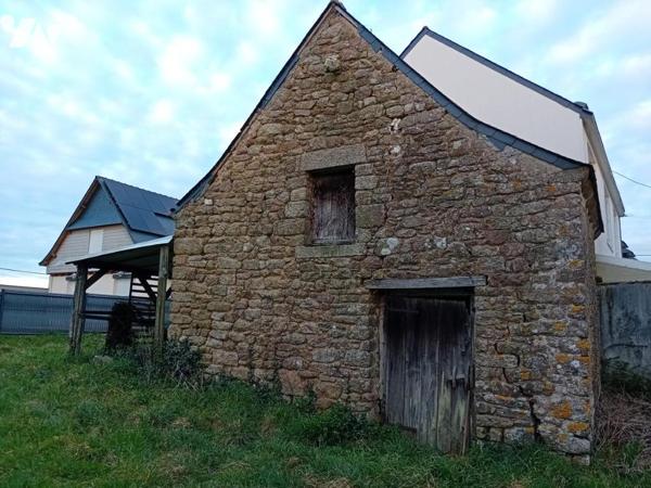 PÉAULE, campagne, dans hameau calme, Bâtiment en pierres (anciennement à usage d'étable) à restaure 