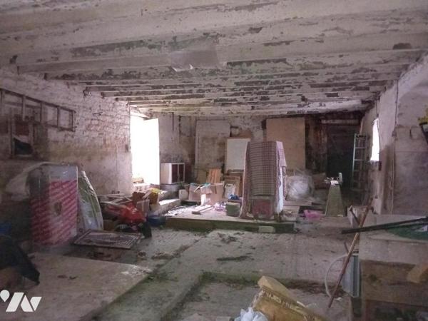 PÉAULE, campagne, dans hameau calme, Bâtiment en pierres (anciennement à usage d'étable) à restaure 