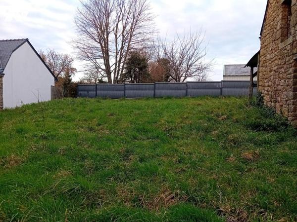 PÉAULE, campagne, dans hameau calme, Bâtiment en pierres (anciennement à usage d'étable) à restaure 