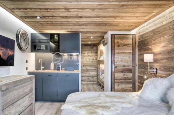Secteur Demi-Quartier, proche MEGEVE : 

Découvrez ce lumineux studio de 20,93 m² situé au premier étage d'une résidence bien entretenue. 

Cet appartement vous séduira par son agencement optimisé et prestations premium. 
C'est l'endroit parfait pour un premier investissement ou pour profiter d'un pieds à terre confortable à la montagne. 

Contactez SÉVERINE TOSI pour une visite privée.