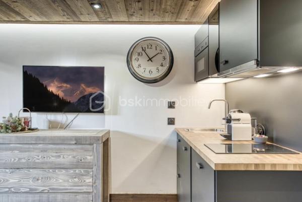Secteur Demi-Quartier, proche MEGEVE : 

Découvrez ce lumineux studio de 20,93 m² situé au premier étage d'une résidence bien entretenue. 

Cet appartement vous séduira par son agencement optimisé et prestations premium. 
C'est l'endroit parfait pour un premier investissement ou pour profiter d'un pieds à terre confortable à la montagne. 

Contactez SÉVERINE TOSI pour une visite privée.