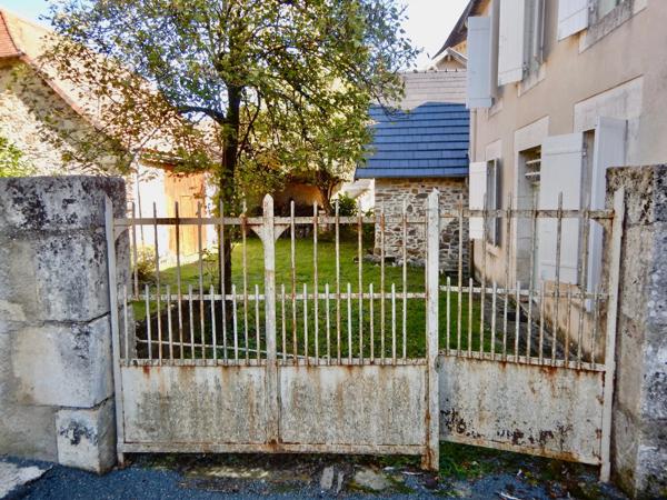 Maison de village en pierre de 6 pièces avec garage.
