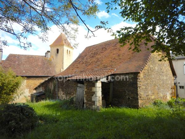 Maison de village en pierre de 6 pièces avec garage.