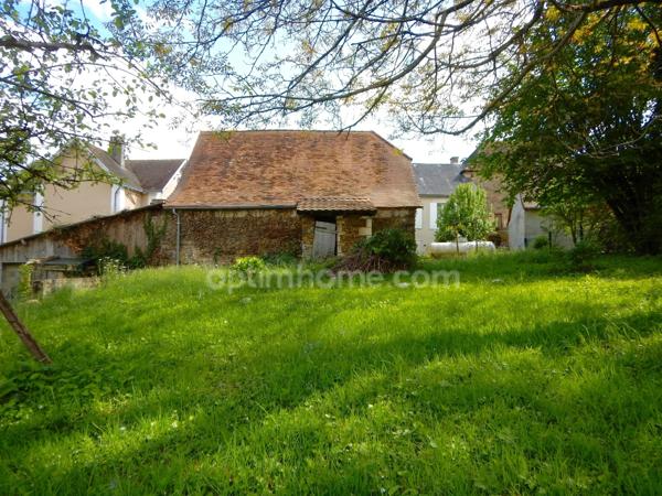 Maison de village en pierre de 6 pièces avec garage.