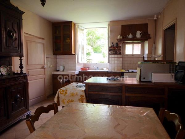 Maison de village en pierre de 6 pièces avec garage.