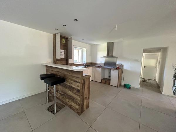 Location                                                      Maison
                        
                     3 pièces                      77 m2                     à La Salle