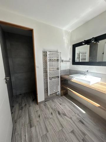 Location                                                      Maison
                        
                     3 pièces                      77 m2                     à La Salle